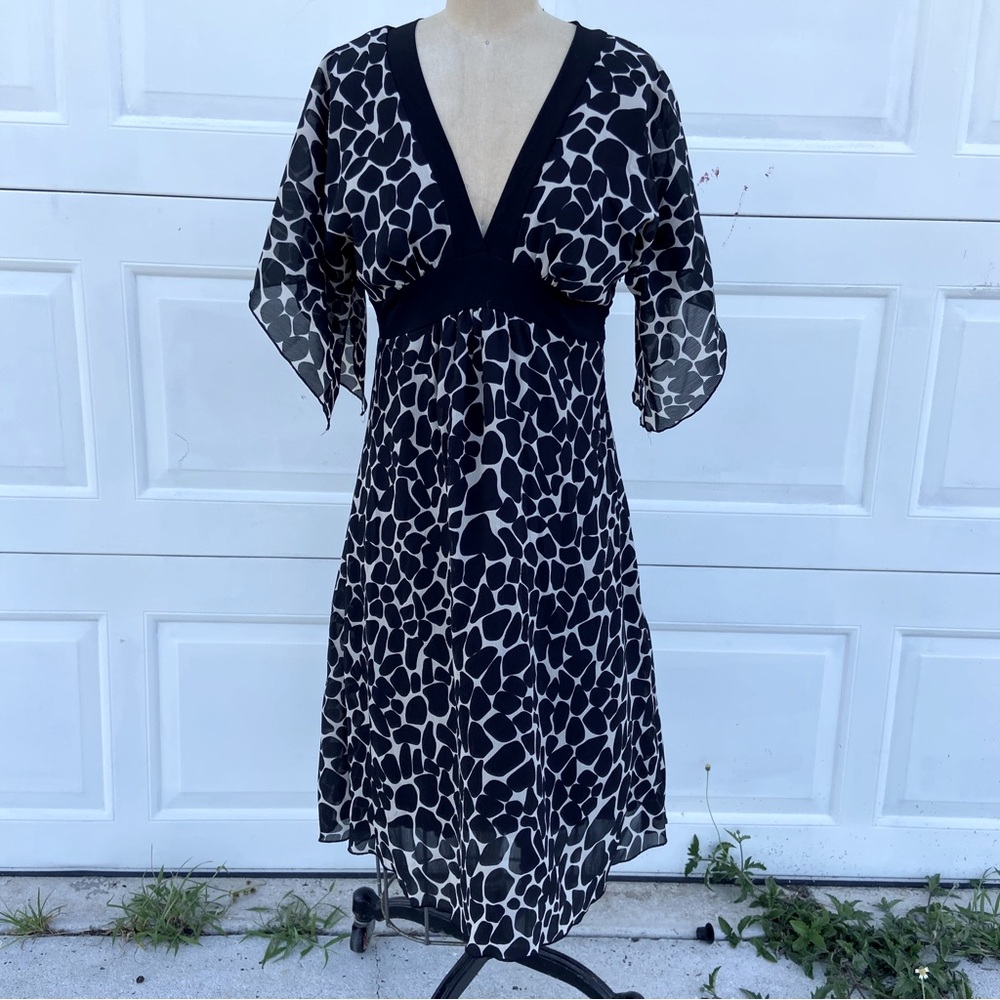 Enfocus Studio Black and White V Neck MIDI Length Dress.
